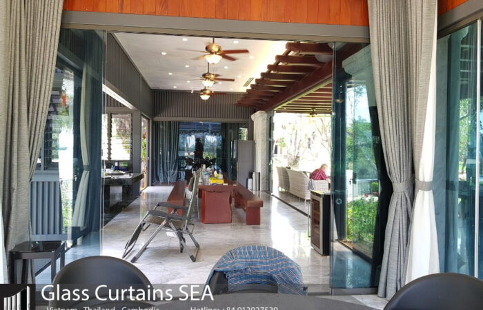 cua kinh biet thu ben mo 18