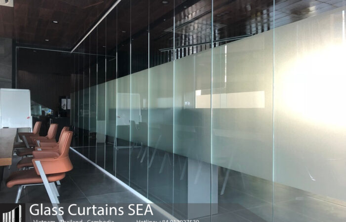 10 mẫu cửa kính không khung cho phòng học, trường học