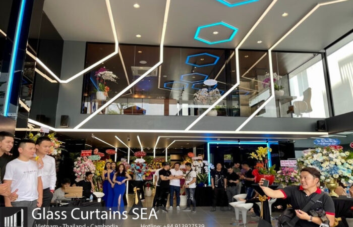 Top 10 mẫu vách kính không khung dành cho showroom phù hợp nhất