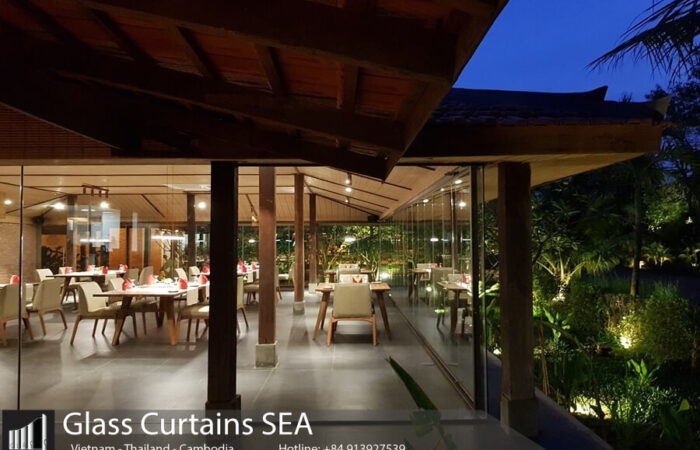 Tổng hợp 10 mẫu cửa kính không khung cho quán café sang trọng