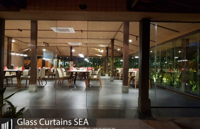 Tối ưu không gian quán cafe với cửa kính không khung