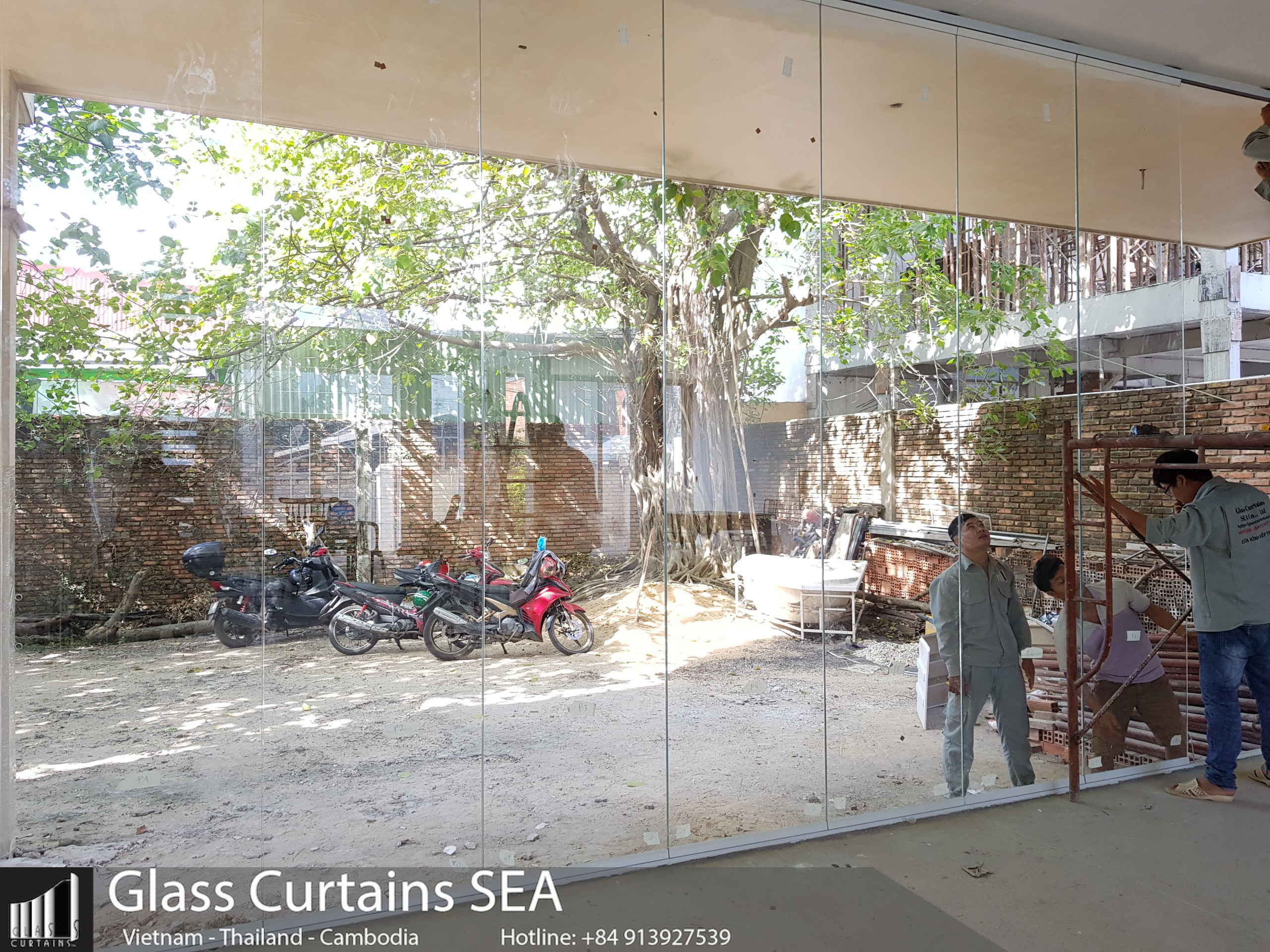 Biệt thự bên sông Thủ Đức: Hòa mình vào thiên nhiên với hệ thống cửa kính xếp trượt Glass Curtains SEA Biệt thự bên sông Thủ Đức: Hòa mình vào thiên nhiên với hệ thống cửa kính xếp trượt Glass Curtains SEA
