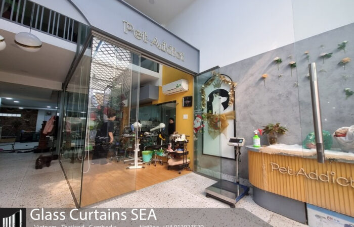 Ứng dụng của cửa kính xếp trượt 3 cánh trong không gian thương mại