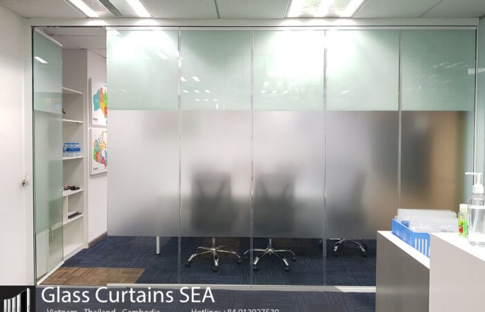 So sánh vách ngăn kính và vách thạch cao: Loại nào tối ưu hơn?