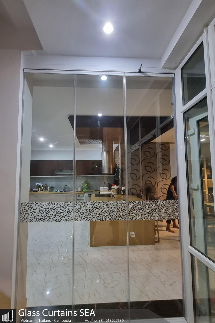 Cửa kính cường lực mang vẻ đẹp hiện đại