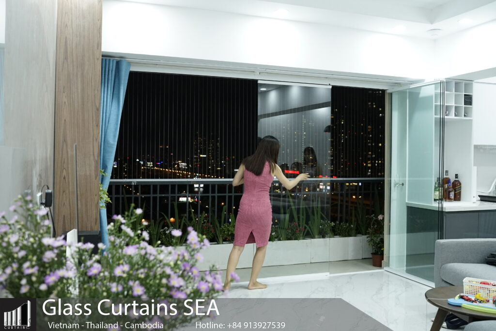Mẫu cửa kính không khung xếp trượt sang trọng