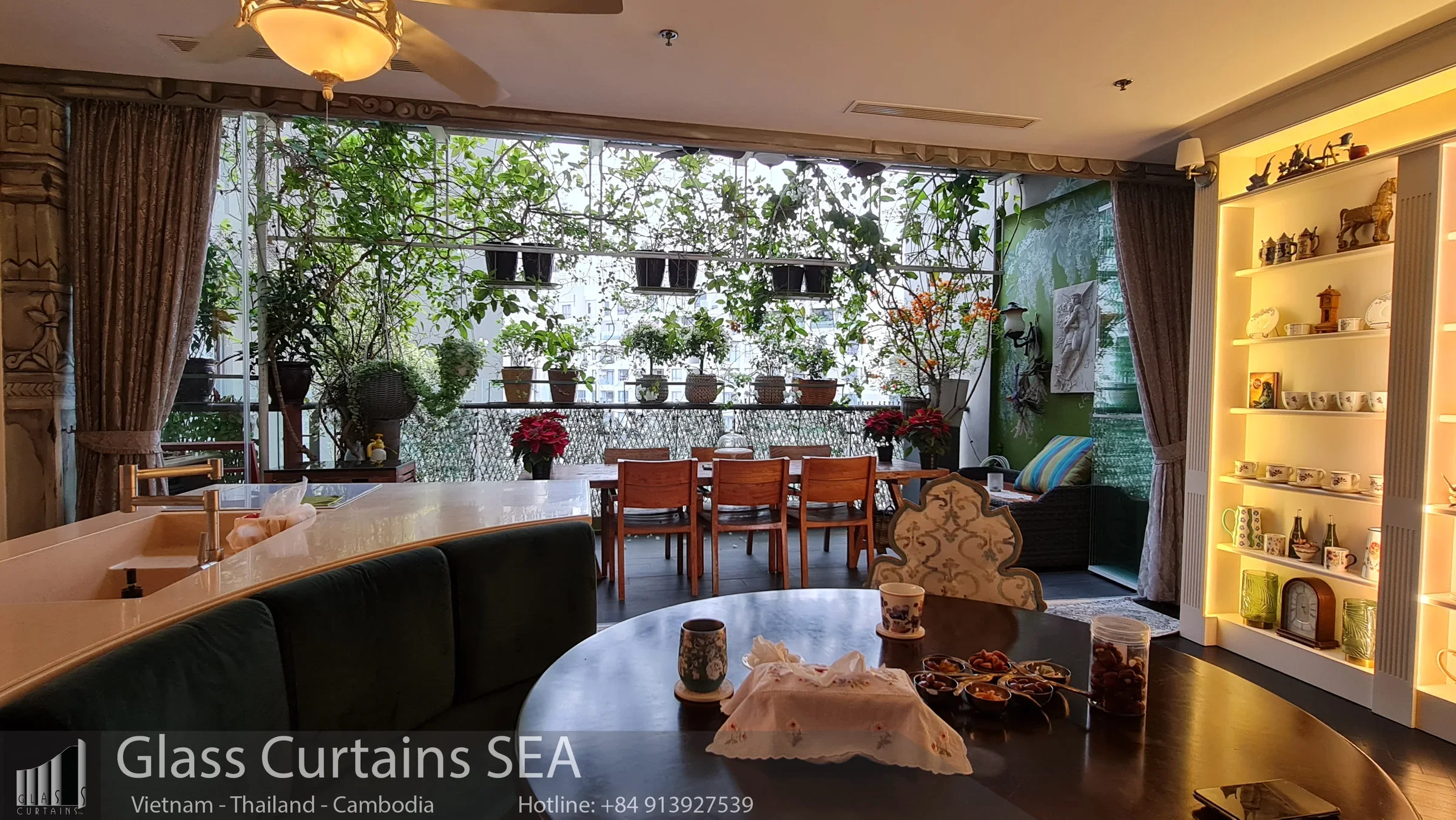 Phòng ăn sang trọng với cửa kính lớn nhìn ra vườn cây xanh mát, bàn ghế gỗ, kệ trang trí