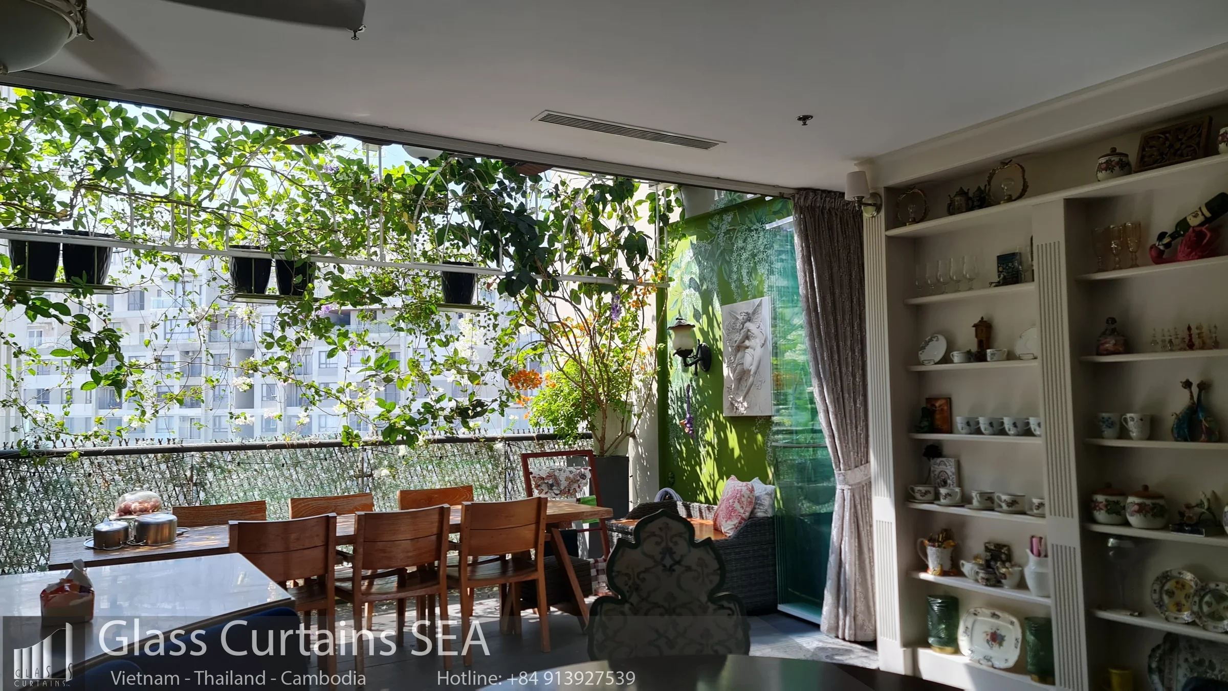Cửa kính không khung lắp đặt hoàn thiện